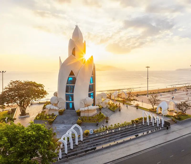 Tháp Trầm Hương bên bờ biển Nha Trang